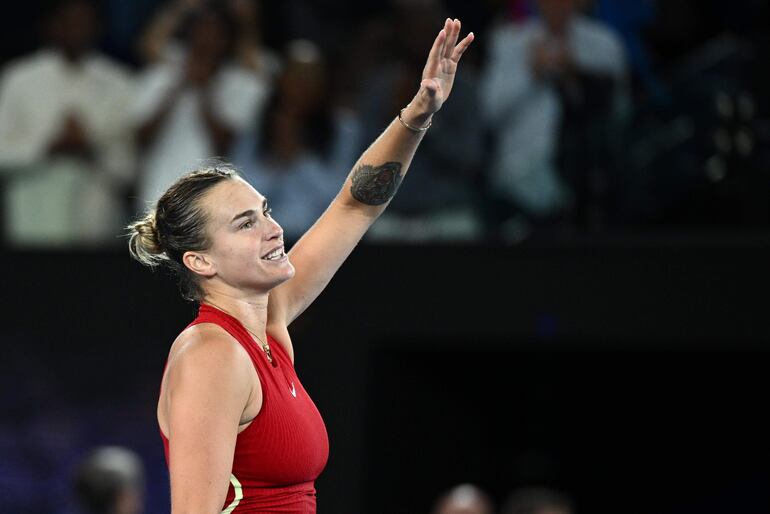 Aryna Sabalenka festeja el triunfo en las semifinales y clasificación a la final del Abierto de Australia 2024.