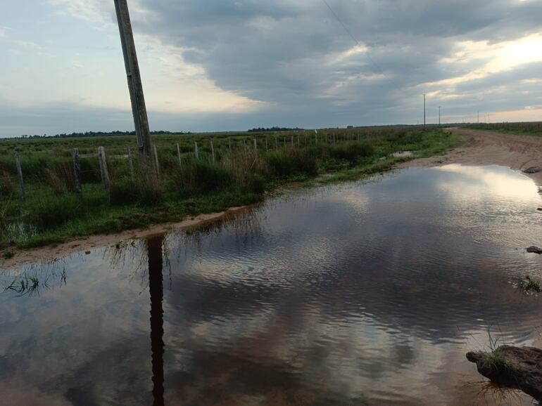 Caminos rurales que conectan con varias comunidades de Ñeembucú se encuentran aisladas por el pésimo estado del camino y de los puentes.