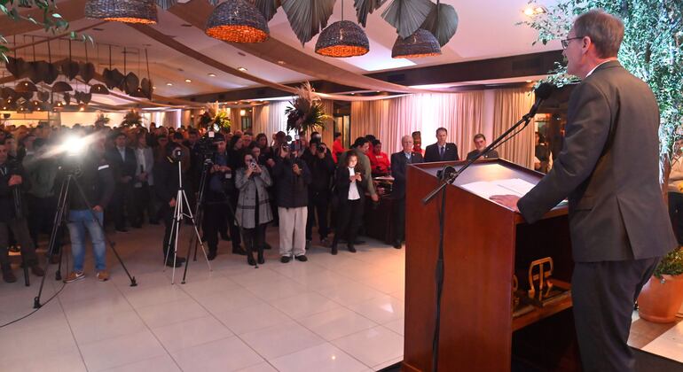 El presidente de la Federación de Cooperativas de la Producción (Fecoprod), Ing. Agr. Alfredo Fast, este viernes en la  Noche de la Carne Paraguaya, en la Expo 2023, en el Salón Germán Ruíz, de la Asociación Rural del Paraguay. Foto de Fernando Romero.