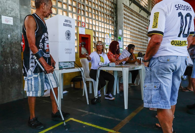 Electores asisten a un puesto de votación durante las elecciones municipales ayer en el Clube do Servidor Municipal en Río de Janeiro (Brasil). 