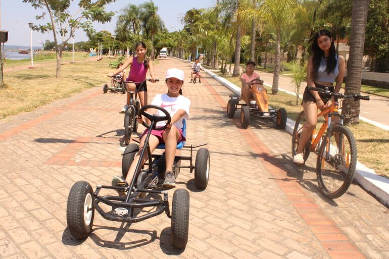 Los niños/as disfrutan de sus últimos días de vacaciones en la ciclovia de San Bernardino.