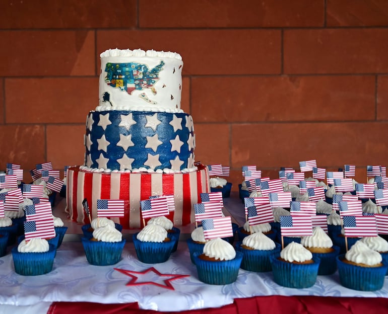 El pastel con los colores alusivos a la bandera de los Estados Unidos y los tradicionales cupcakes.