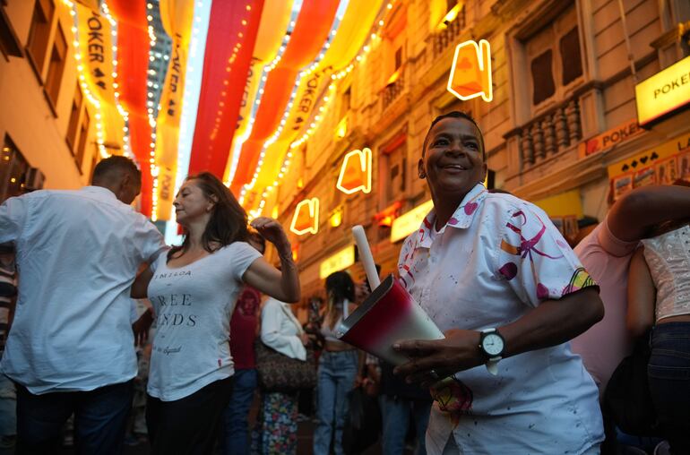 Sin importar si es lunes o domingo, la 'Calle del Sabor', en pleno centro histórico de la ciudad colombiana de Cali, vive de fiesta todos los días, convertida en un "fenómeno de sabrosura" en la urbe conocida como la "capital mundial de la salsa".