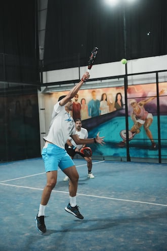 Pablo Velázquez y Roberto Acuña (atrás) jugando en Argentina.