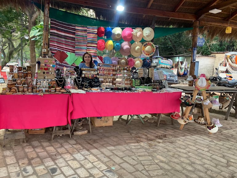 Se puede apreciar todo tipo de productos de artesanía en la Playa la Rotonda.