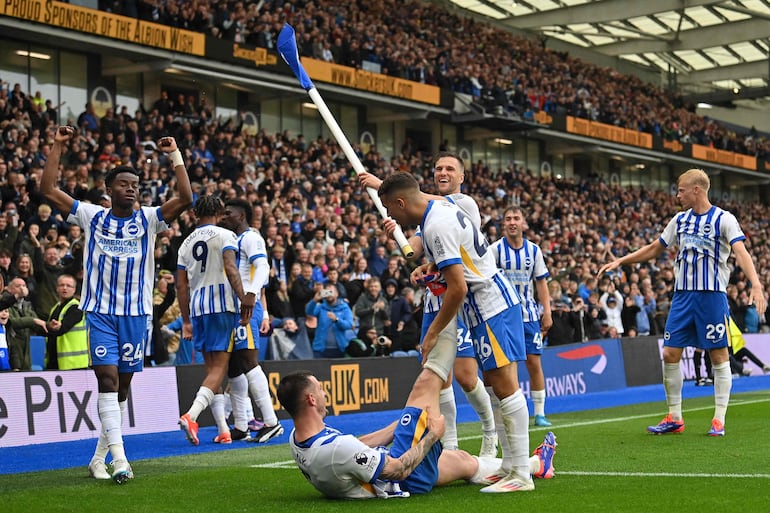 Los jugadores del Brighton celebran un gol en el partido frente al Manchester United por la segunda fecha de la Premier League 2024-2025 en el estadio American Express, en Brighton, Inglaterra.