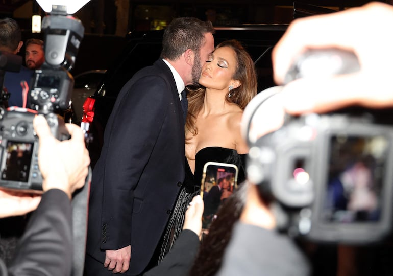 Ben Affleck y Jennifer López se mostaron más enamorados que nunca en Los Ángeles, en la premier de Amazon MGM Studios "This Is Me...Now: A Love Story" . (Monica Schipper/Getty Images/AFP)
