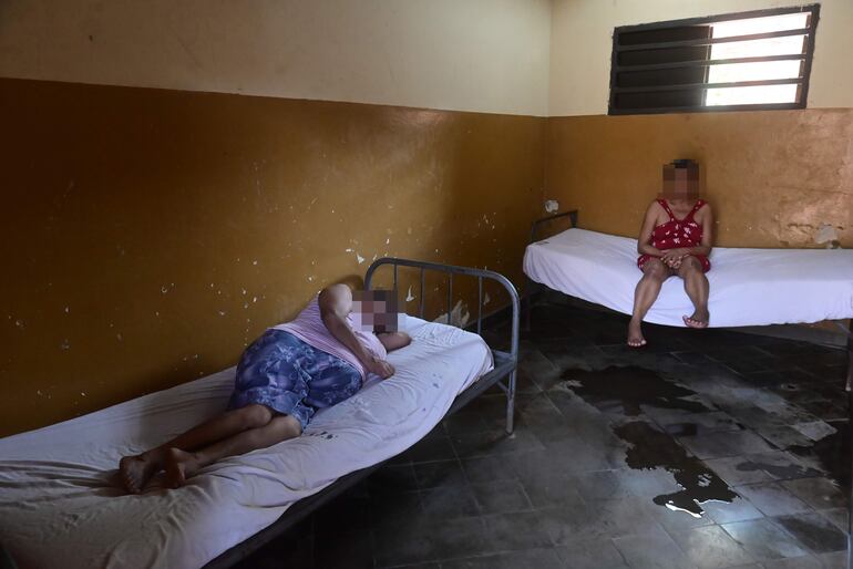 Foto de dos pacientes en el bloque de agudas del Hospital Psiquiátrico. 