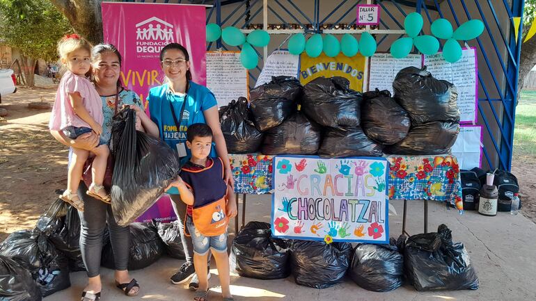 Felices las familias con el donativo realizado por la Fundación Dequení.