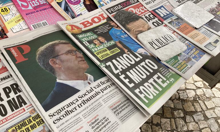 Vista de las portadas de los periódicos este lunes en un quiosco en el barrio de Olaias, Lisboa. La izquierda en Portugal felicitó a los partidos españoles PSOE y Sumar tras los resultados electorales de este domingo y abogó por que formen una coalición con otras fuerzas para evitar un Gobierno de derechas. En un mensaje en su perfil de Facebook, el presidente del Partido Socialista (PS) luso, Carlos César, afirmó que Pedro Sánchez puede mantenerse como presidente del Gobierno con una "muy compleja" pero "muy probable exitosa negociación", destacó la "gran derrota" de la ultraderecha en España y abogó por "un proyecto político moderado de izquierda".