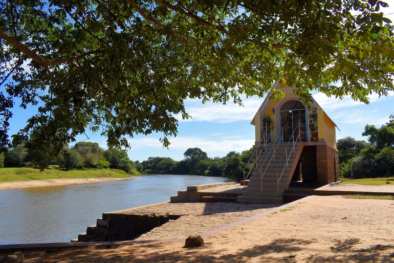 El emblemático santuario natural de la Virgen del Paso, ubicado a orillas del río Tebicuarymí, en Itapé.