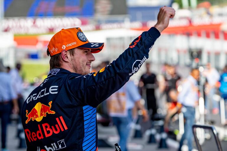 El neerlandés Max Verstappen, piloto de Red Bull Racing, celebra la victoria en la clasificación del Gran Premio de Austria en el Red Bull Ring, en Spielberg, Austria.