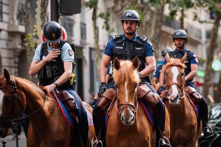 La fuerza de seguridad internacional Lekhwiya de Qatar acompaña a los y gendarmes franceses durante una patrulla -a caballo- por una calle en el centro de París. (AFP)