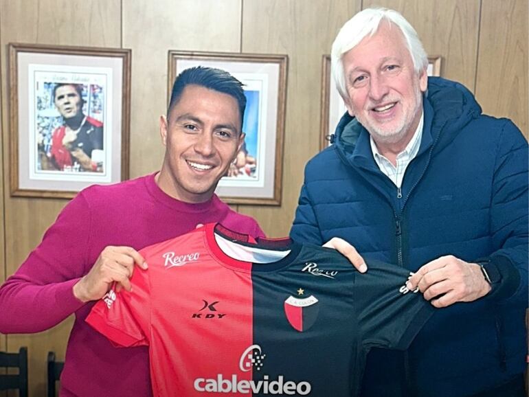 El paraguayo Ángel Cardozo Lucena durante la firma de contrato y presentación oficial como refuerzo de Colón de Santa Fe.