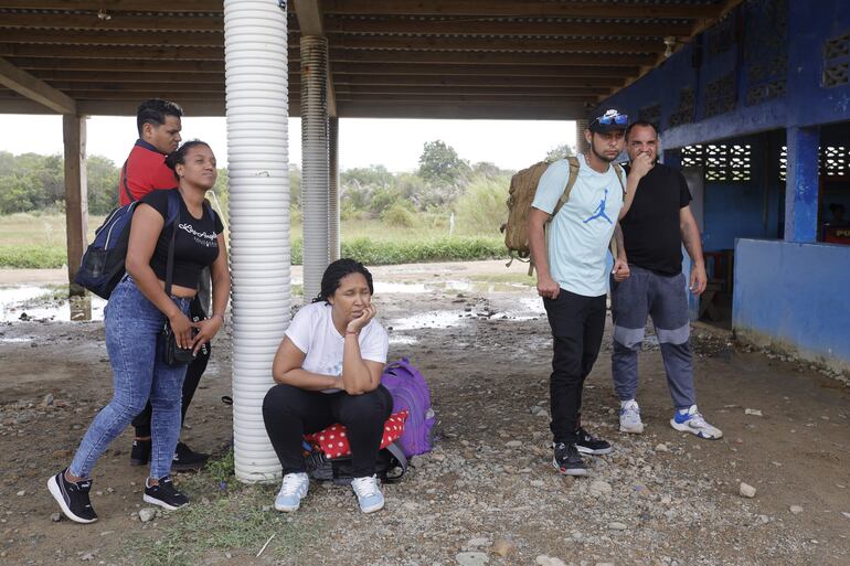 Migrantes venezolanos esperan en el Puerto de Cartí para ser transportados en botes hacia Colombia, este sábado, en Comarca Guna Yala (Panamá).