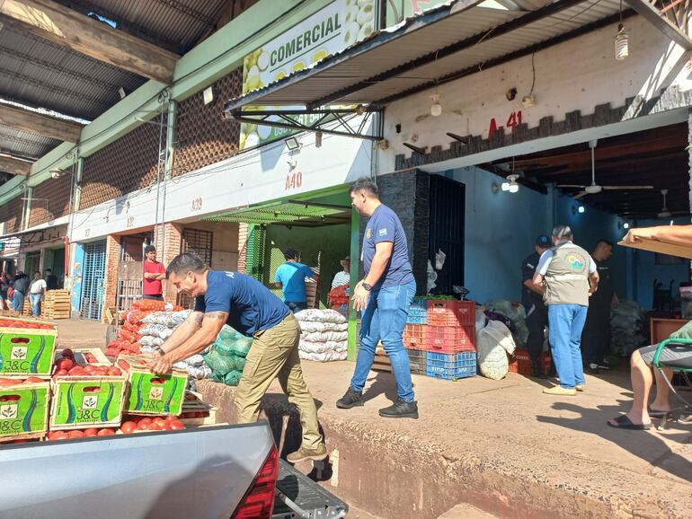 Incautan más de 2.400 kilos de tomate de contrabando en un supermercado y en el Abasto