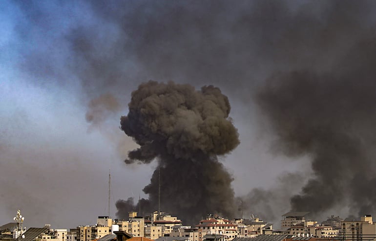 Humo se eleva sobre el norte de la Franja de Gaza luego de un bombardeo israelí, este jueves.