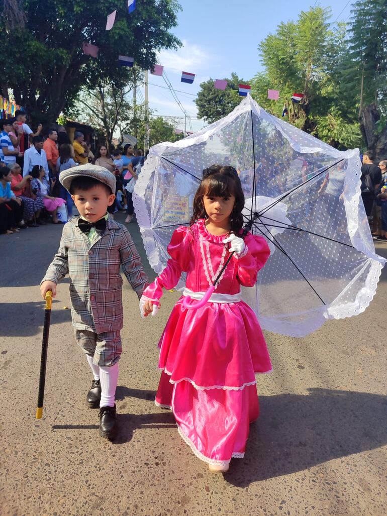 Los espectadores admiraron la presentación de los niños/as.