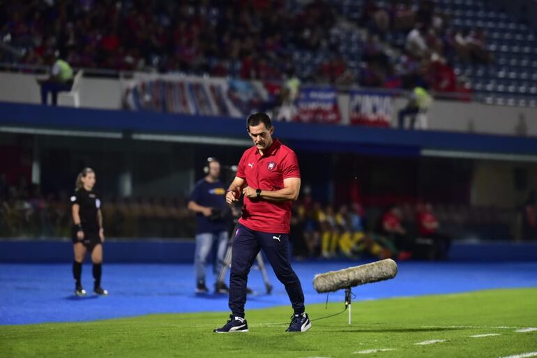 Víctor Bernay, entrenador interino de Cerro Porteño, en La Nueva Olla.