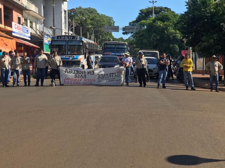 Los manifestantes bloquearon el paso de las vías de la rotonda Oasis del microcentro de Ciudad del Este.