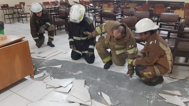 Un grupo de bomberos de San Lorenzo verificaron la zona donde explosionaron los pisos de cerámica.