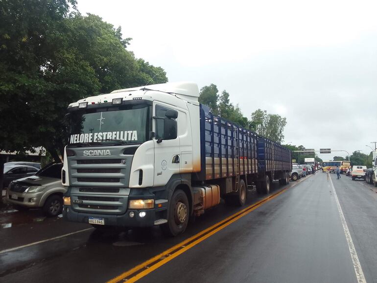 Los cortes intermitentes de la ruta PY08 provocaron muchos inconvenientes a los transportistas que circulaban por este trayecto 