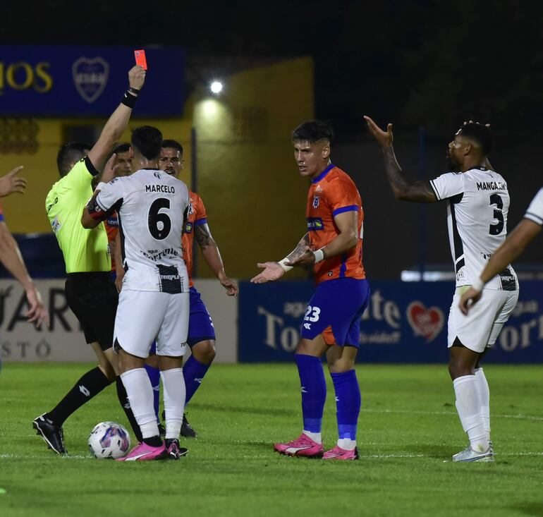 Momento en que el árbitro Aldo Quiñónez muestra la tarjeta roja al jugador de Tacuary Jean Mangabeira