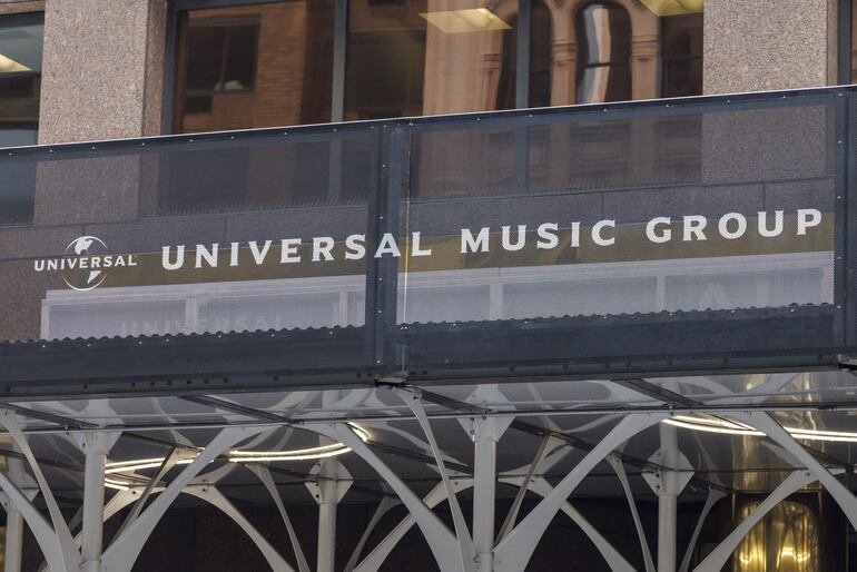 Logo de Universal Music Group en Nueva York. En el mundo digital se suelen dar acuerdos entre gigantes para repartirse una cuota cada vez más grande de mercado, y este es uno de esos. Meta y Universal Music Group (UMG) anunciaron que renovaron un acuerdo para expandir el uso de su gran archivo de contenido musical a más aplicaciones como Threads y WhatsApp, además de a Facebook, Instagram, Messenger y el metaverso de Meta Horizon. Este es uno de los clics tecnológicos de la semana en América.