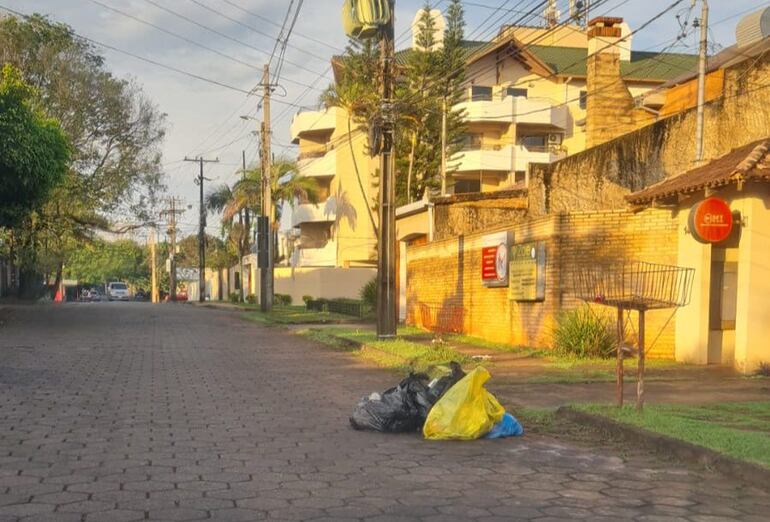 Las bolsas de basuras en una calle del barrio Boquerón de Ciudad del Este.