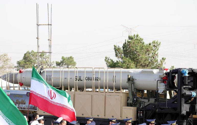 Un camión transporta un misil Jahad iraní durante un desfile militar por el aniversario de la invasión de Irak a Irán en 1980.