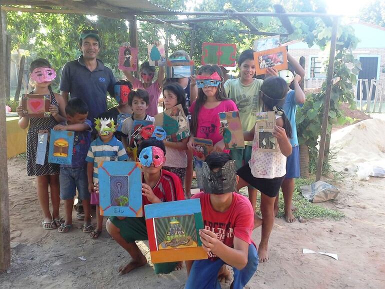 Edgar Pou con los jóvenes participantes de un taller de edición de libros cartoneros.