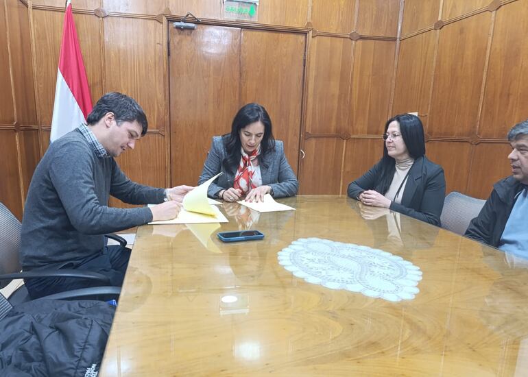 La ministra del MOPC, Claudia Centurión, rubricó el contrato del lote 4 de la ruta de la soberanía.