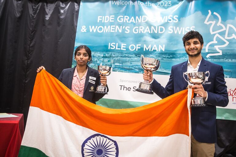 Vaishali Rameshbabu y Vidit Gujrathi ganadores del Gran Suizo FIDE 2023 (Foto Anna Shtourman FIDE).