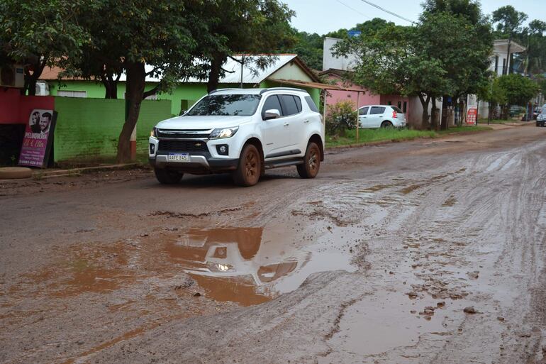 La calle San Juan, entre Yegros y Pai Fariña, en lamentable situación.