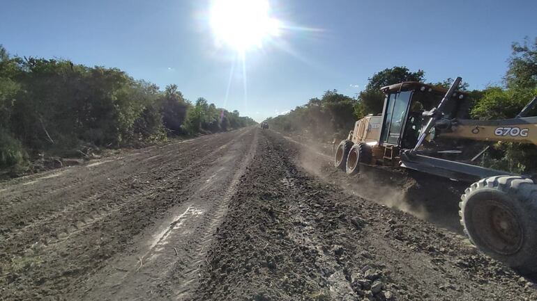 Maquinarias de la Gobernación realizando reparación del camino PY14, más conocida como línea 1, en la zona de Bahía Negra.