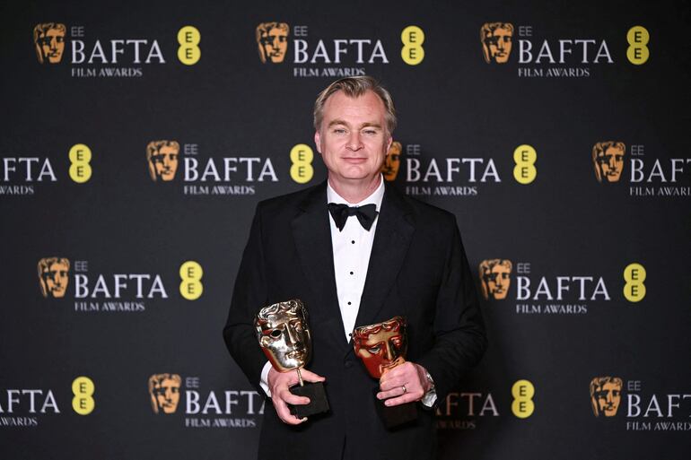 El cineasta Christopher Nolan posa con los premios BAFTA a la mejor película y mejor dirección que recibió su película "Oppenheimer".