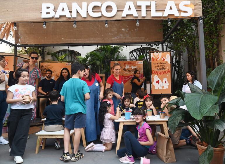 En el stand del Banco Atlas los niños fueron parte de la iniciativa de reciclaje, en donde a través del entretenimiento y utilizando materiales reutilizados pudieron conocer más sobre el reciclaje.