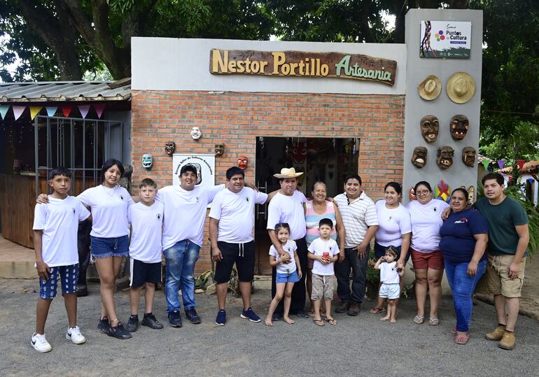 Néstor Portillo y familia.