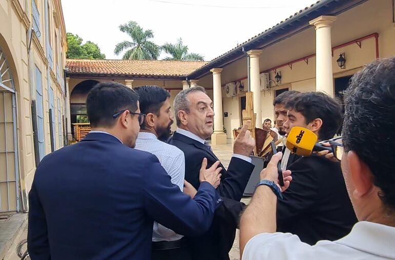 El diputado Yamil Esgaib agredió a dos periodistas y salió impune gracias a la bancada cartista.