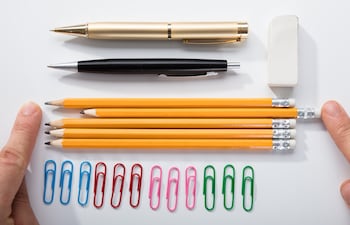 Una persona que vive con transtorno obsesivo compulsivo (TOC) ordena lápices, clips y otros útiles.