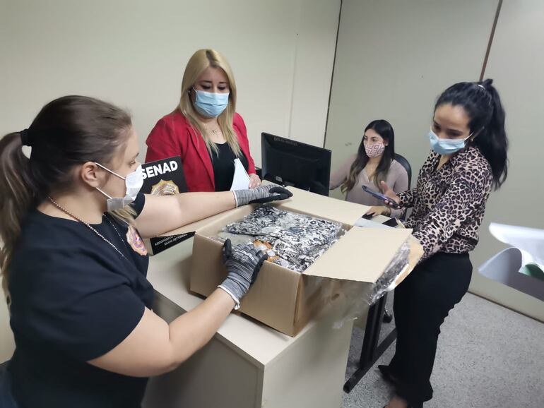 Caja con prendas de vestir que ocultaban droga en sus botones. (gentileza).