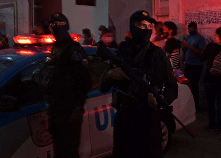 Policías montan guardia junto a una favela en Río de Janeiro, Brasil.