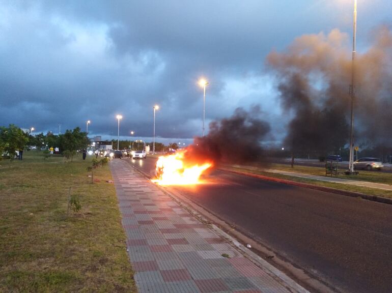 Un automóvil fue consumido por las llamas esta mañana en la avenida Costanera de Asunción.