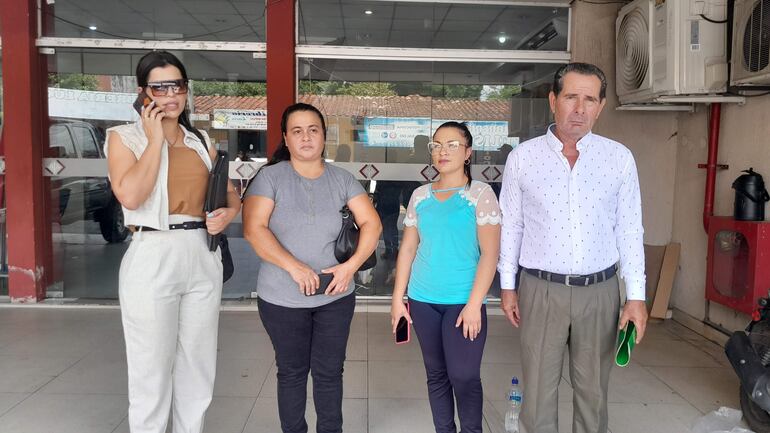 Los padres del militar desaparecido, Alexis Sosa, Raquel Leiva, Isabelino Sosa, la hermana Ana Sosa y la abogada Fátima Ruiz Díaz (izq), en la fiscalía de Ñemby.