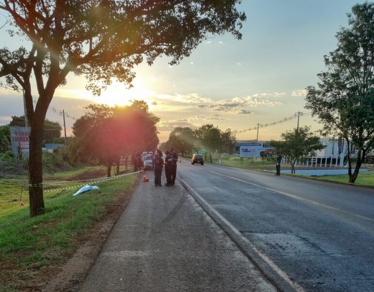 Lugar donde se registró el atropellamiento fatal al ciclista. A un costado de la ruta se observa el cuerpo de la víctima.