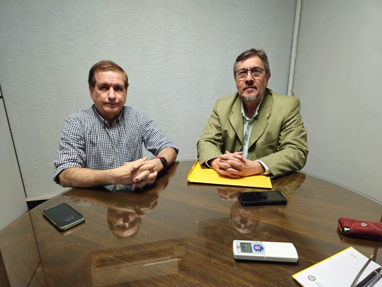 Juan José Salerno (izq.) y el abogado Roberto Inglés, en la redacción de nuestro diario.