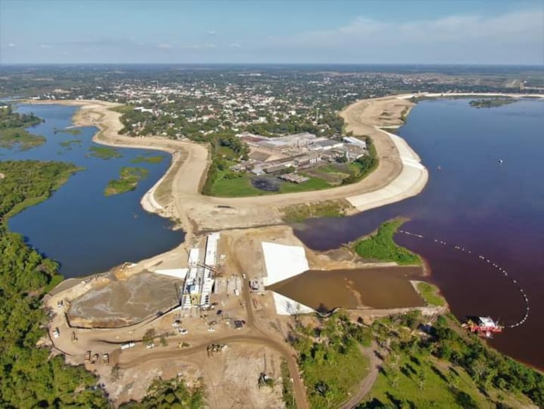 La estación de control hídrico, construido sobre el arroyo Ñeembucú, actualmente genera mucha crítica por parte de los pobladores afectados por la inundación.