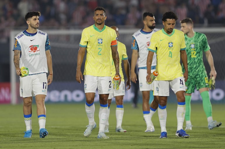 Jugadores de Brasil reaccionan este martes, al final de un partido de las eliminatorias sudamericanas para el Mundial de 2026 entre Paraguay y Brasil en el estadio Defensores del Chaco en Asunción (Paraguay).