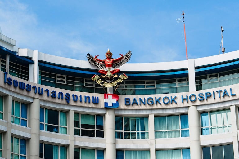 Fachada del Hospital de Bangkok donde una turista australiana lucha por su vida a causa de una posible intoxicación con metanol.