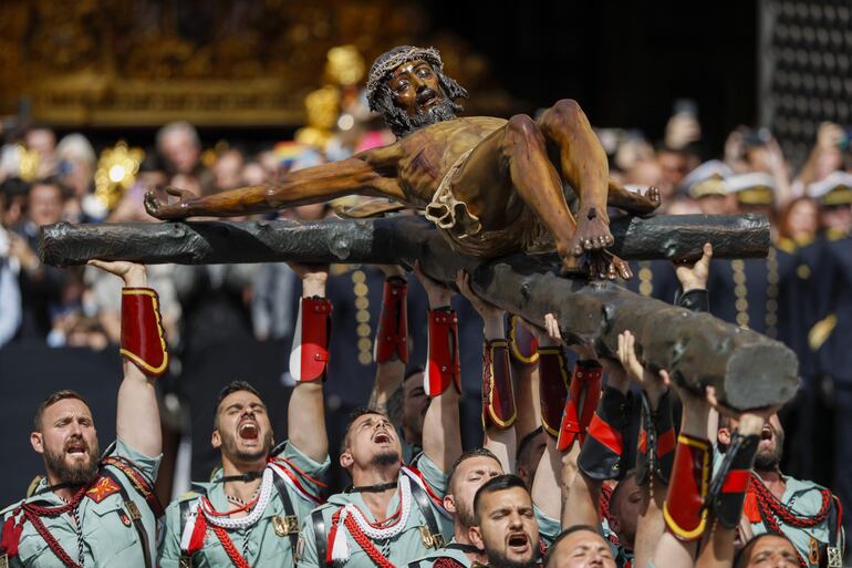 Relevo del estandarte y procesión del Cristo de la Buena Muerte, en la plaza de Fray Alonso de Santo Tomás, en Málaga, España.